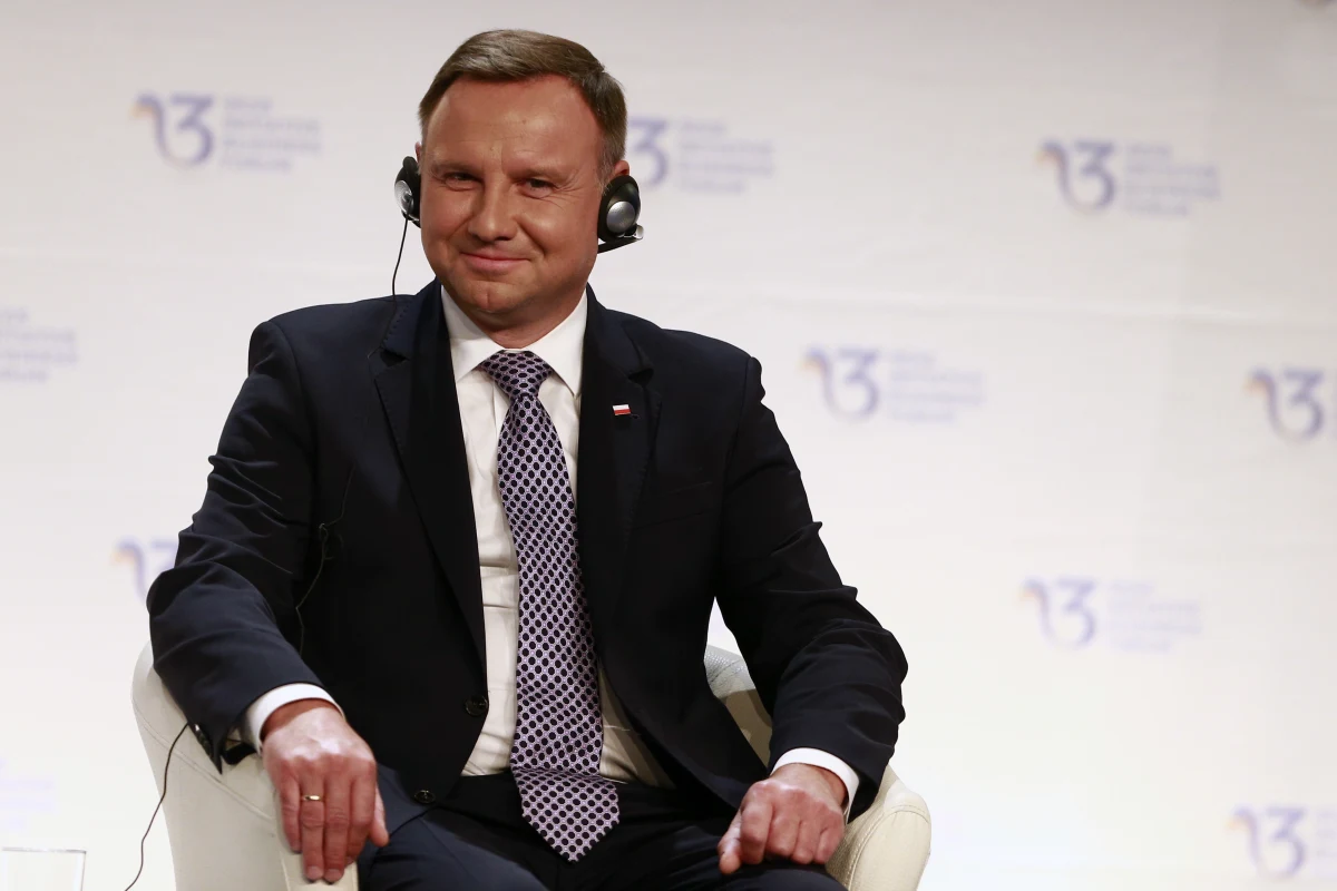 Bezpieczeństwo energetyczne i bezpieczeństwo militarne - to według zapowiedzi samego prezydenta Andrzeja Dudy najważniejsze punkty jego wizyty w Waszyngtonie. Prezydent razem z małżonką wylądowali w nocy w bazie Andrews pod Waszyngtonem. W planach prezydenckiej pary jest przede wszystkim spotkanie z prezydentem USA Donaldem Trumpem. 