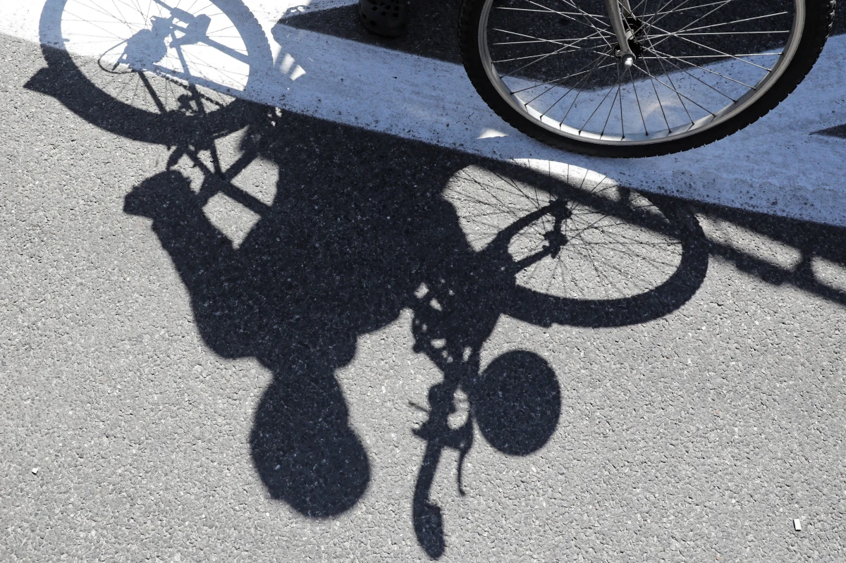 Kompletnie pijany rowerzysta spowodował w Sierakowie w Śląskiem kolizję z dwoma samochodami. Mężczyzna miał w organizmie prawie 4 promile alkoholu.