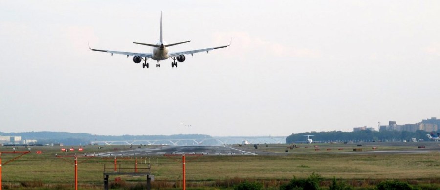 ​Z Włoch nie wydalono 15 nielegalnych imigrantów - Tunezyjczyków - bo zepsuł się samolot, którym mieli wrócić do Tunisu - informują media. Wszyscy otrzymali nakaz opuszczenia Włoch w ciągu tygodnia i zostali zwolnieni. Do zdarzenia doszło w minionym tygodniu, jednak dopiero teraz pojawiają się publikacje na ten temat.