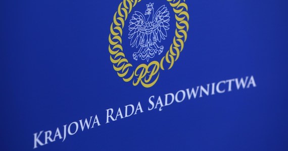 ​Krajowa Rada Sądownictwa rozważy wystąpienie z Europejskiej Sieci Rad Sądownictwa. Na rozpoczętym właśnie posiedzeniu przyjęty został wniosek o omówienie wczorajszego zawieszenia KRS w sieci i ewentualnego wystąpienia KRS z tej organizacji.