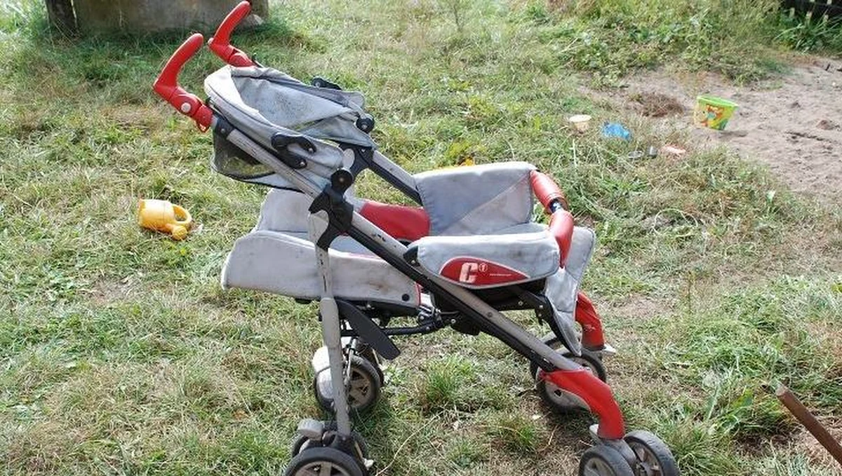 Zarzut narażenia dziecka na bezpośrednie niebezpieczeństwo uraty życia lub zdrowia usłyszała matka 3-letniej dziewczynki z okolic Człuchowa na Pomorzu. 24-latka zostawiła w nocy wózek z córką na szutrowej, leśnej drodze. Dziś przyznała, że nie pamięta, co działo się tamtej nocy. Nie potrafiła wyjaśnić, dlaczego porzuciła dziecko.