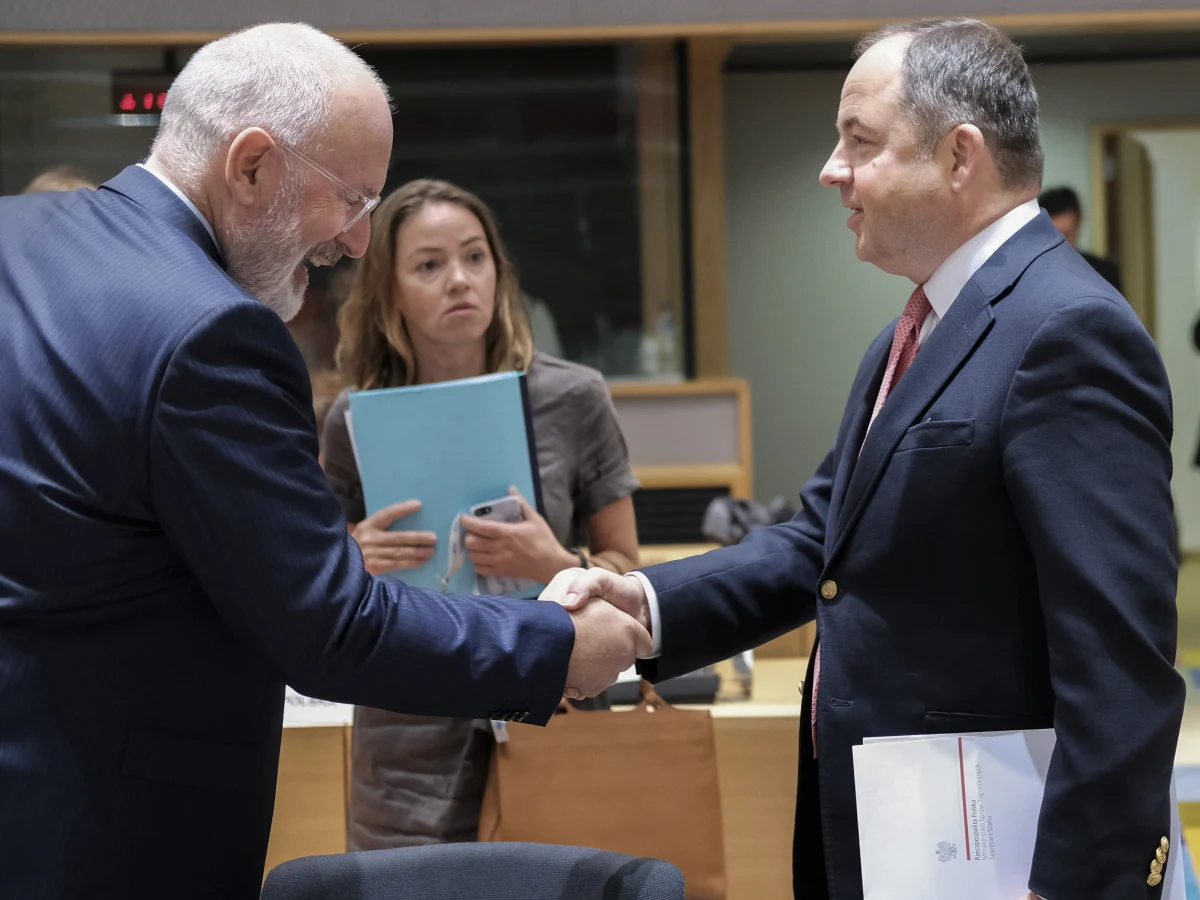 Bardzo ostre stanowisko Francji i Niemiec w kwestii praworządności w Polsce. "Sytuacja stała się bardziej pilna niż kiedykolwiek" - powiedział za zamkniętymi drzwiami w imieniu obu krajów niemiecki minister ds. europejskich Michael Roth. To ustalenia korespondentki RMF FM Katarzyny Szymańskiej-Borginon. W Brukseli blisko trzy godziny trwało wysłuchanie Polski na posiedzeniu Rady UE w ramach procedury z art. 7. traktatu unijnego. Niemcy i Francja chcą, aby procedura art. 7 była kontynuowana. 