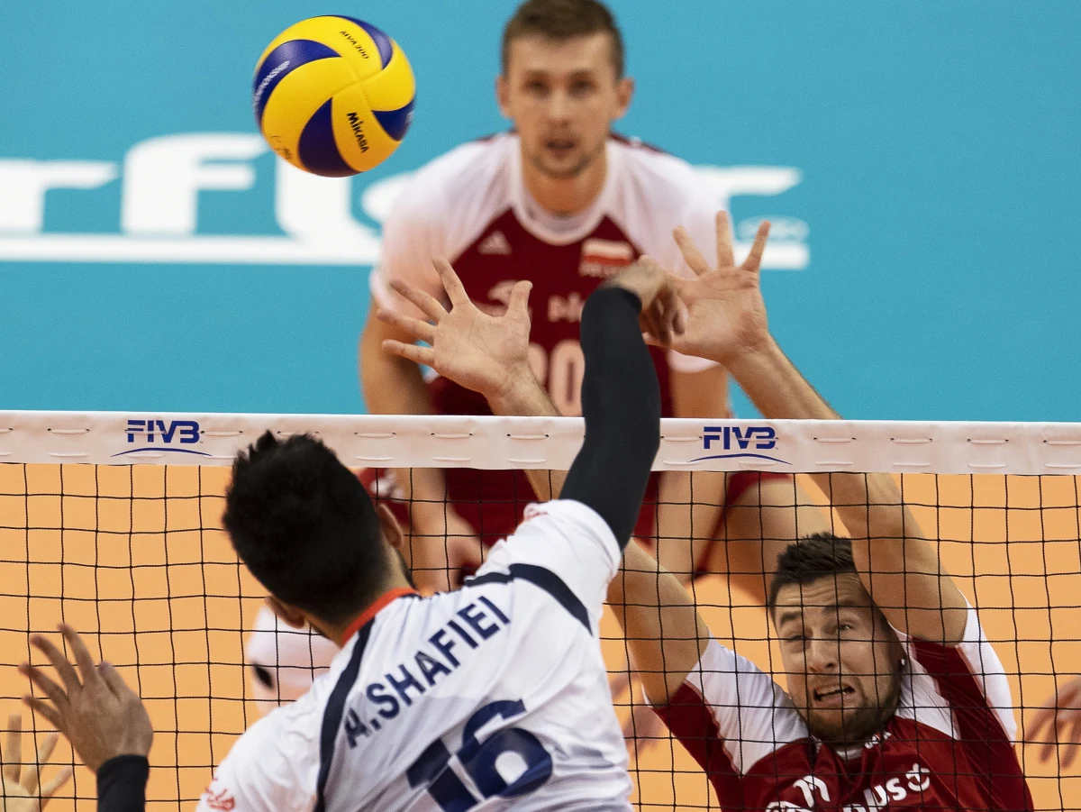 Międzynarodowa Federacja Piłki Siatkowej (FIVB) nałożyła karę finansową na PZPS za ominięcie przez Michała Kubiaka i Mateusza Bieńka tzw. strefy mieszanej po meczu mistrzostw świata z Iranem - potwierdził PAP szef biura prasowego w Warnie Jordan Bożinow.