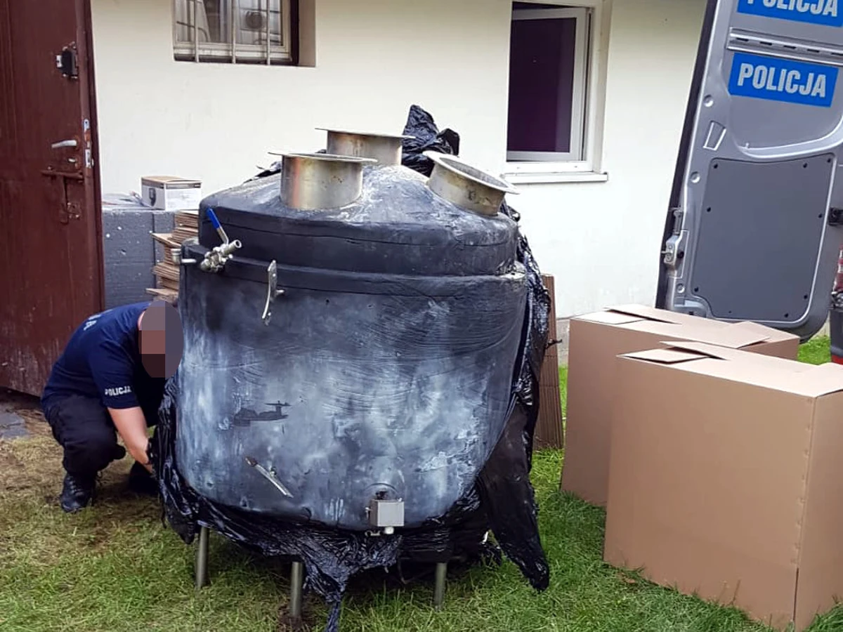 Kilkaset kilogramów narkotyków i ponad tonę substancji do produkcji środków odurzających przejęli stołeczni policjanci. Funkcjonariusze zlikwidowali grupę przestępczą produkująca narkotyki na ogromną skalę. To największe w ostatnim czasie uderzenie w przestępczość narkotykową.