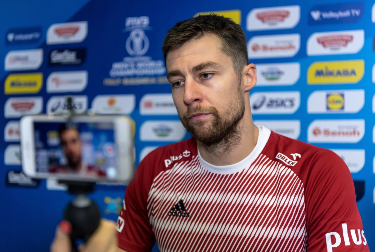 Michał Kubiak uważa, że w meczu z Bułgarami, który przesądził o awansie polskich siatkarzy z pierwszego miejsca w grupie do drugiej rundy mistrzostw świata, nie miało sensu granie na emocjach rywali. "Ważniejszy był nasz spokój" - ocenił po wygranej 3:1 przyjmujący. Kapitan reprezentacji odniósł się również do obraźliwego gestu Walentina Bratojewa. Siatkarz pokazał w stronę Polaków środkowy palec. 