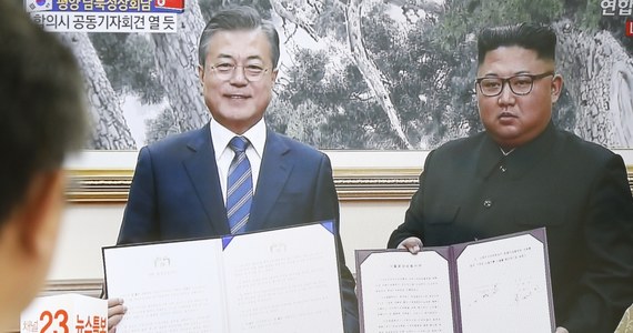 ​Przywódca Korei Północnej Kim Dzong Un i prezydent Korei Płd. Mun Dze In podpisali w środę w Pjongjangu wspólny dokument z ustaleniami podjętymi w czasie rozmów na trwającym piątym w historii szczycie koreańskim. Nie ogłoszono na razie tekstu dokumentu.