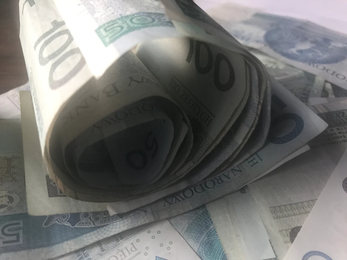 Ponad 2 mld zł w bankach i kilkaset milionów zł długów poza bankami miały osoby, które ogłosiły upadłość konsumencką w okresie od 2015 roku do do końca sierpnia tego roku  – wynika z danych BIK i BIG InfoMonitora. Rekordzistka, 55-latka z Mazowsza, ma do spłacenia 8,35 mln zł. Suma długów osób bankrutujących, widoczna w bazach BIK i BIG InfoMonitora, to 2,266 mld zł.