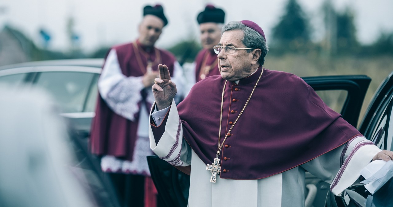 Już po pierwszych zapowiedziach "Kleru" Wojciecha Smarzowskiego wiadomo było, że niezależnie od wartości artystycznej filmu będzie o nim głośno. Po mieszkańcach wsi ("Wesele"), policjantach ("Drogówka") i alkoholikach ("Pod Mocnym Aniołem"), mistrz wyciągania trupów z szaf Polaków wziął na tapetę duchowieństwo. I ponownie stworzył dzieło, które u jednych wywoła mdłości, u innych dreszcze, a u jeszcze innych - wściekłość.