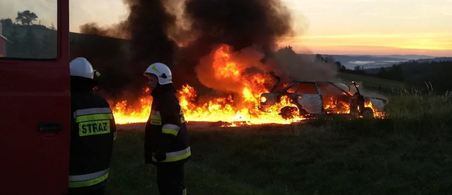 Jedna osoba została poszkodowana w pożarze samochodu w miejscowości Czaszyn w województwie podkarpackim. W aucie zablokowały się zamki, co uniemożliwiło kierowcy ucieczkę.
