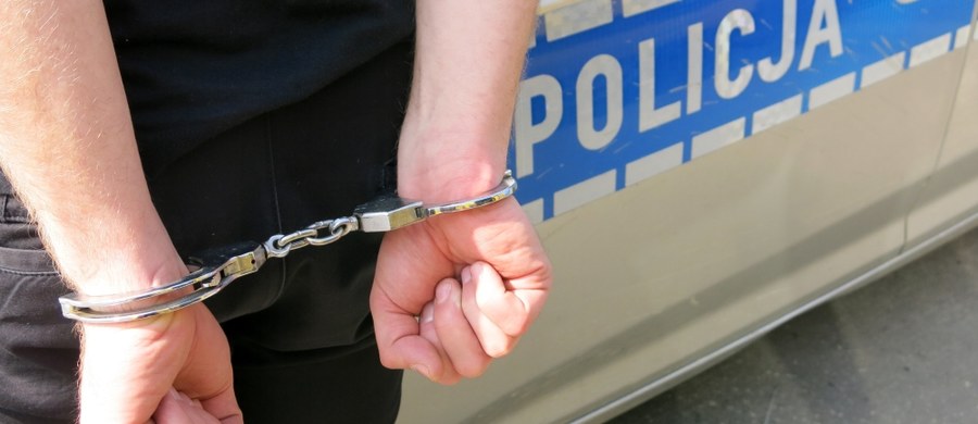 Krakowscy policjanci zatrzymali trzech mężczyzn, podejrzany o sfingowanie napadu na sklep. Jego pomysłodawcą miał być 20-letni pracownik tej placówki - poinformował rzecznik małopolskiej policji mł. insp. Sebastian Gleń.