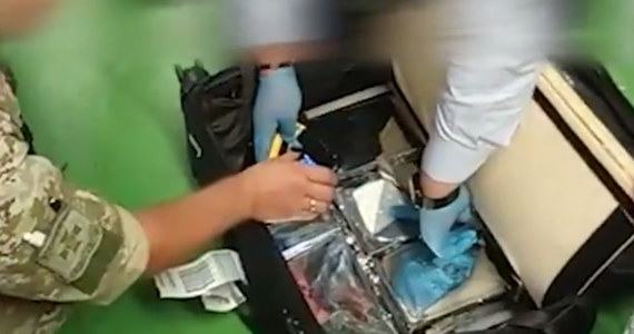 Podczas kontroli bagażu lecącego tranzytem przez Kijów z Warszawy do Tel Awiwu szkolony do wykrywania narkotyków pies zareagował na walizkę, w której funkcjonariusze służby granicznej odkryli pakiety z białą substancją. Było w nich 5,4 kg kokainy.