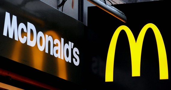 Nieopodatkowanie niektórych zysków McDonald'sa w Luksemburgu nie było działaniem sprzecznym z unijnymi zasadami dotyczącymi pomocy publicznej - poinformowała Komisja Europejska. Prowadzone przez blisko trzy lata śledztwo zakończyło się bez kar.
Od grudnia 2015 roku KE sprawdzała, czy Luksemburg specjalnie dla korporacji McDonald's nie odstąpił od krajowych przepisów prawa podatkowego oraz umowy z USA o unikaniu podwójnego opodatkowania. W Brukseli podejrzewano, że dawałoby to sieci restauracji przywileje, z jakich nie mogły korzystać inne firmy będące w takim samym położeniu.