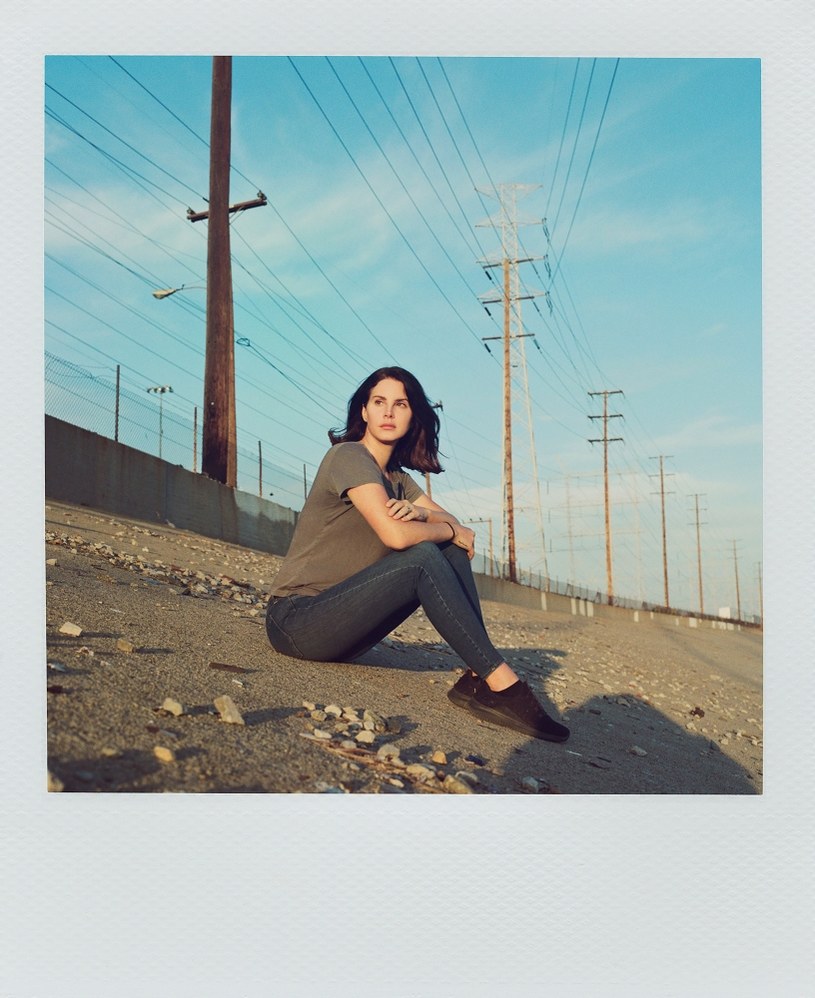Lana Del Rey zaprezentowała nowy kawałek "Venice Bitch". To najdłuższy utwór w dotychczasowej karierze artystki. W rozmowie z Zane’em Lowe w audycji "Apple Music’s Beats 1", Lana zdradziła, jak będzie nazywać się jej nowa płyta.