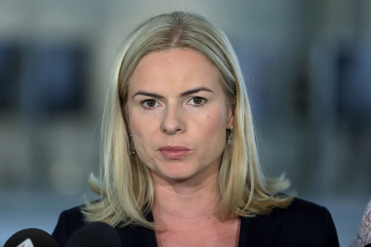 ​Policja przesłuchała posłankę Joannę Schmidt w sprawie wwiezienia w bagażniku na teren Sejmu dwóch członków Obywateli RP. Teraz musi dostać zezwolenie na jej ściganie "w związku z popełnionym wykroczeniem". Potrzeba na to zgody marszałka Marka Kuchcińskiego.