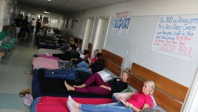 Protest głodowy w szpitalu w Przemyślu: Ponad 120 pracowników na L4, sytuacja się zaostrza