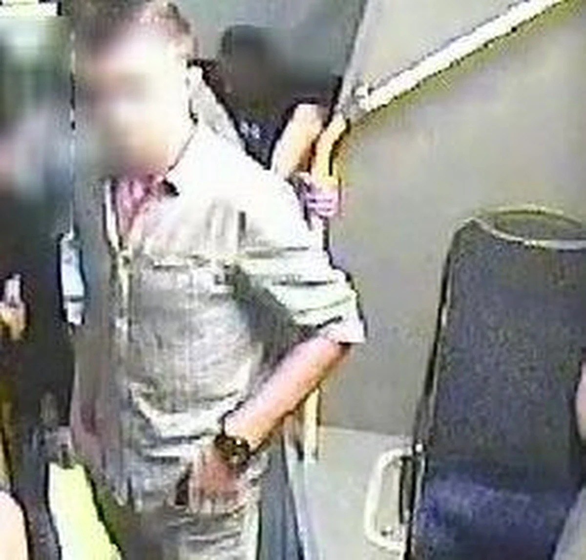 Policjanci z Katowic poszukują mężczyzn podejrzanych o pobicie 27-latka i jego o rok starszego kolegi. 