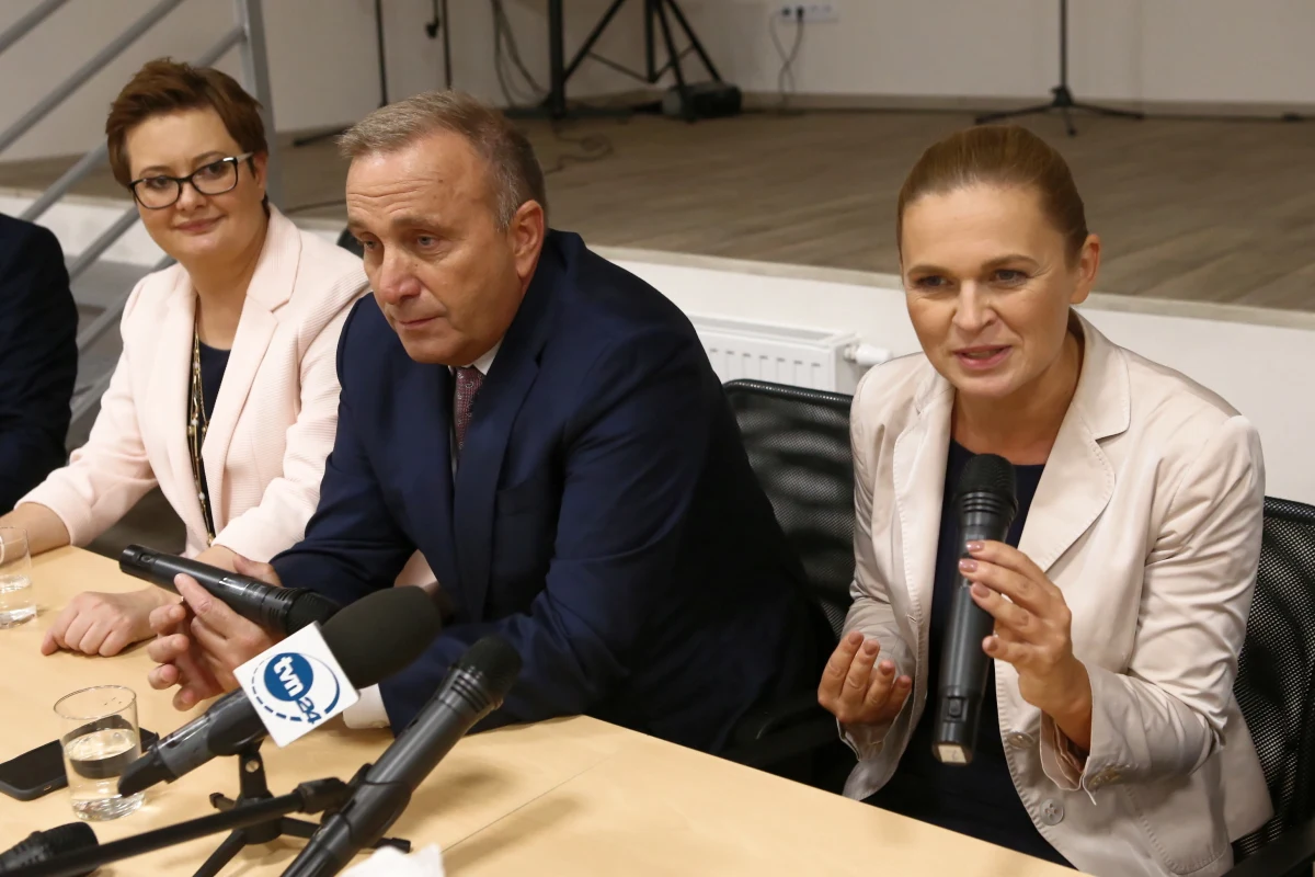 ​Rosnący import rosyjskiego węgla zagraża bezpieczeństwu energetycznemu Polski, niszczy przyszłość śląskich kopalń i Śląska jako regionu - ocenił w Katowicach podczas posiedzenia gabinetu cieni Platformy Obywatelskiej jej lider Grzegorz Schetyna. "Import rosyjskiego węgla to kwestia absolutnie strategiczna, dotycząca bezpieczeństwa energetycznego, a także państwowego. Wzrost tego importu (postępuje) z roku na rok - z 7 mln ton w 2016 r., ponad 8 mln ton w zeszłym roku, teraz jest dobrze ponad 5 mln ton i te liczby są coraz większe" - wskazywał szef Platformy, otwierając środowe obrady Gabinetu Cieni PO.