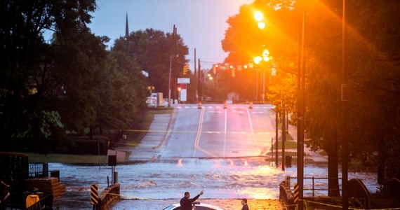 Donald Trump przybył w środę do Karoliny Północnej, stanu, który został najbardziej zniszczony przez burzę tropikalną Florence. Amerykański prezydent podziękował służbom ratowniczym i obiecał federalną pomoc przy usuwaniu skutków żywiołu.