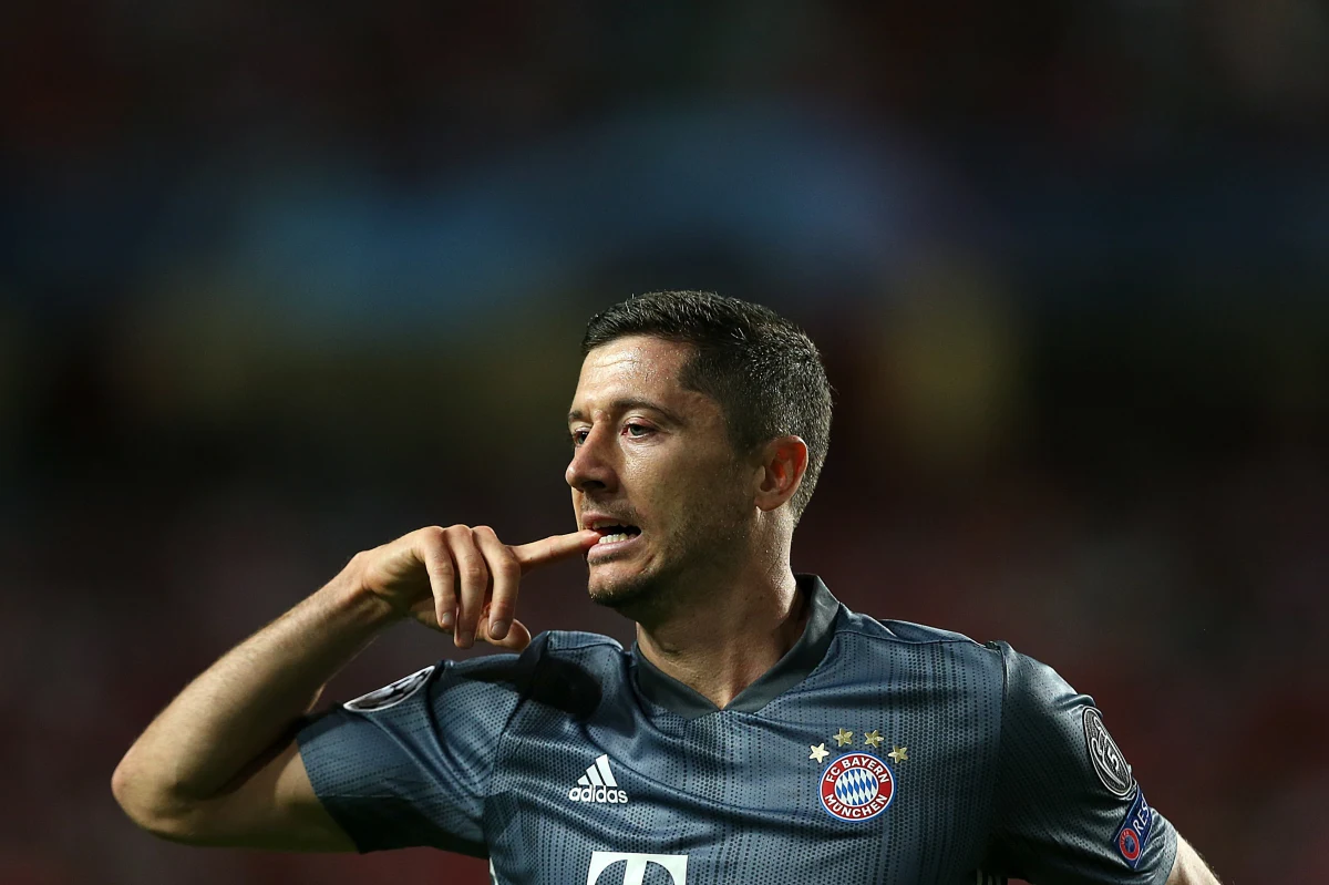 Robert Lewandowski zdobył bramkę dla Bayernu Monachium, a Wojciech Szczęsny obronił rzut karny i zachował czyste konto w barwach Juventusu Turyn w środowych meczach 1. kolejki piłkarskiej Ligi Mistrzów. Tego dnia inni Polacy nie grali.