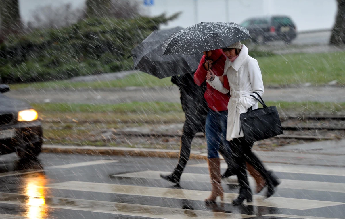 Synoptycy ostrzegają przed gwałtownym pogorszeniem pogody. "Po okresie bardzo ciepłej i słonecznej pogody, kiedy to temperatura powietrza wzrosła w wielu miejscach do 30°C, w nocy z piątku na sobotę czeka nas znacznie ochłodzenie" - czytamy w komunikacie IMGW. 