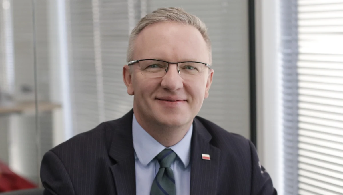 Skąd wzięło się niefortunne zdjęcie Andrzeja Dudy w gabinecie Donalda Trumpa? „Prezydent tyle razy słyszał, że będzie siedział, że postanowił postać tym razem” – żartował w Porannej rozmowie w RMF FM minister w Kancelarii Prezydenta RP Krzysztof Szczerski. „Sytuacja jest bardzo żartobliwa. Ważniejsze, co jest treścią rozmów i dokumentów, a nie to, co jest obrazkiem” – skomentował. Pytany o to, czy będą jakieś dymisje w związku z tą sprawą, Szczerski odpowiedział: „Pan prezydent z treści rozmów jest bardzo zadowolony, więc ci którzy przygotowywali treść tych rozmów nie mogą się czuć w tej sytuacji zagrożeni”. „Nic się nie wydarzyło takiego, co mogłoby powodować dymisje” – dodał.