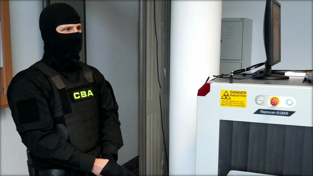 Centralne Biuro Antykorupcyjne zatrzymało właściciela centrum szkoleniowego, który miał wyłudzać pieniądze z Polskiej Agencji Rozwoju Przedsiębiorczości. Wcześniej w tym śledztwie CBA zatrzymało cztery osoby.