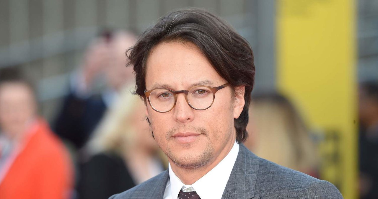 Cary Joji Fukunaga wyreżyseruje 25. film o przygodach Jamesa Bonda. Przejdzie on do historii jako pierwszy Amerykanin, który stanie za kamerą filmu o agencie 007. Zdjęcia rozpoczną się 4 marca 2019, gotowy obraz trafi na ekrany kin 14 lutego 2020. 