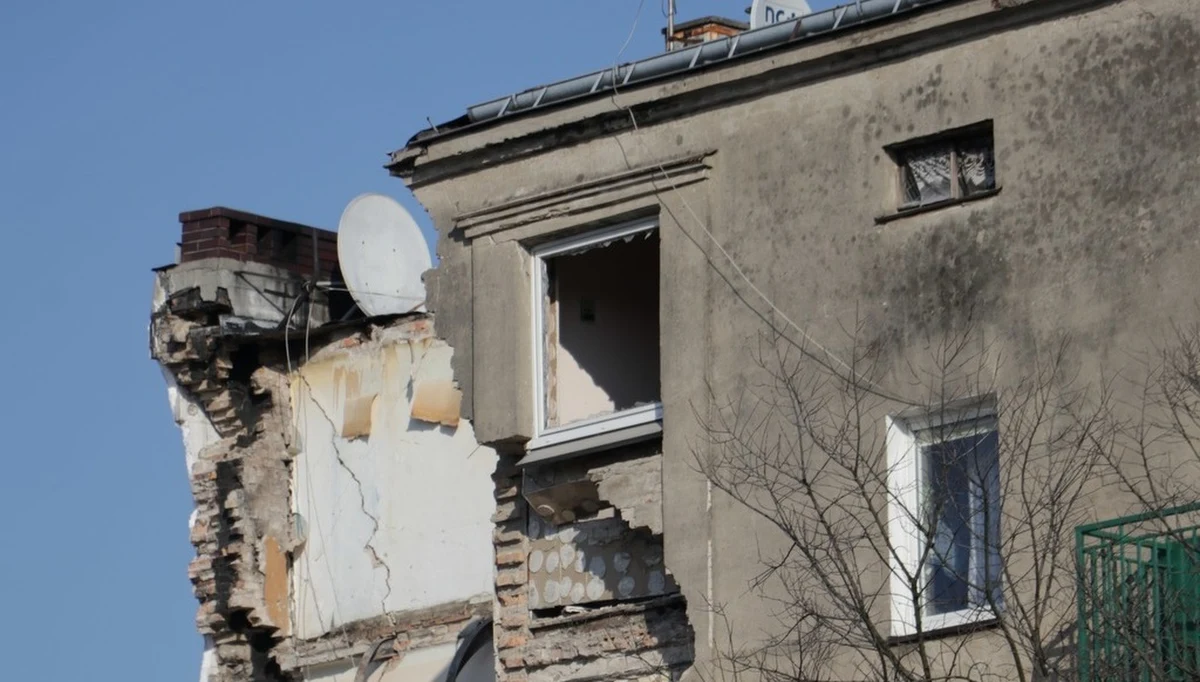 ​Poznański sąd kolejny raz przedłużył areszt Tomaszowi J., podejrzanemu o zabójstwo żony i spowodowanie wybuchu kamienicy na poznańskim Dębcu. Do zdarzenia doszło na początku marca tego roku. Tomasz J. pozostanie w areszcie do 23 grudnia.