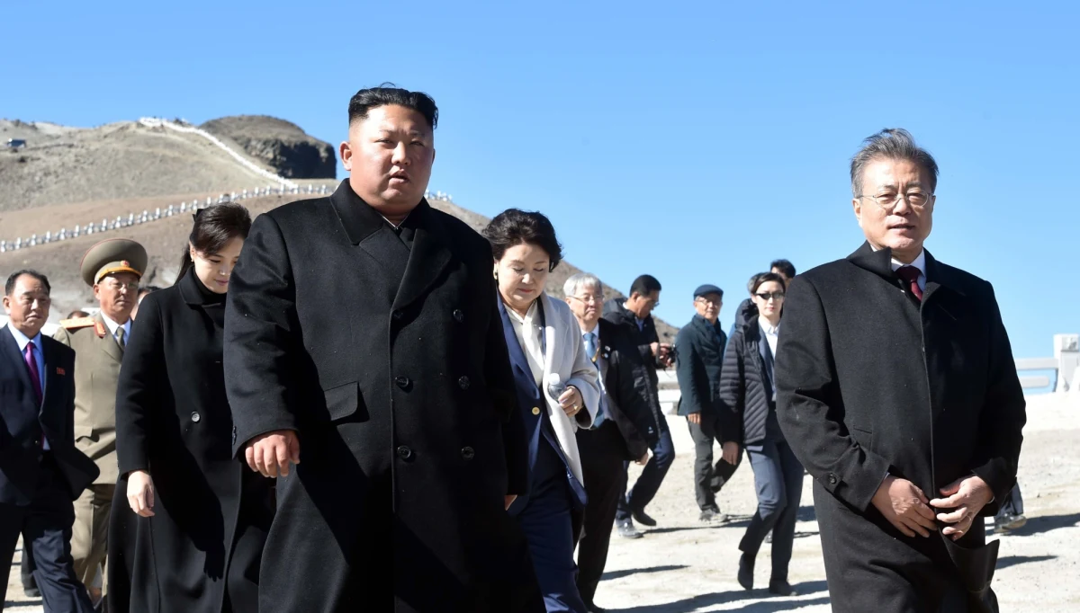 Przywódca Korei Północnej Kim Dzong Un chce wznowienia negocjacji nuklearnych z USA i rychłego kolejnego spotkania z prezydentem Donaldem Trumpem - powiedział w czwartek prezydent Korei Południowej Mun Dze In po powrocie ze szczytu koreańskiego w Pjongjangu.