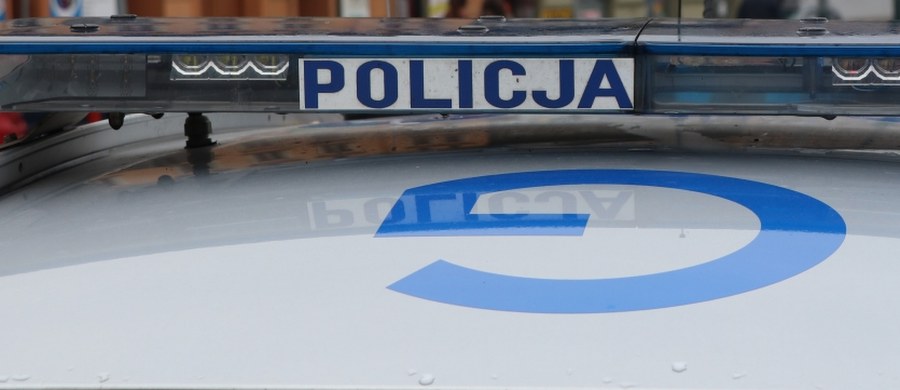 Policja wyjaśnia okoliczności wypadku, do którego doszło w środę w Brodnicy. Kierowca opla corsy potracił 10-letniego chłopca i uciekł z miejsca zdarzenia. W jego zatrzymaniu pomogli świadkowie - pojechali za mężczyzną i spisali numery rejestracyjne jego samochodu. Sprawca był pod wpływem alkoholu.