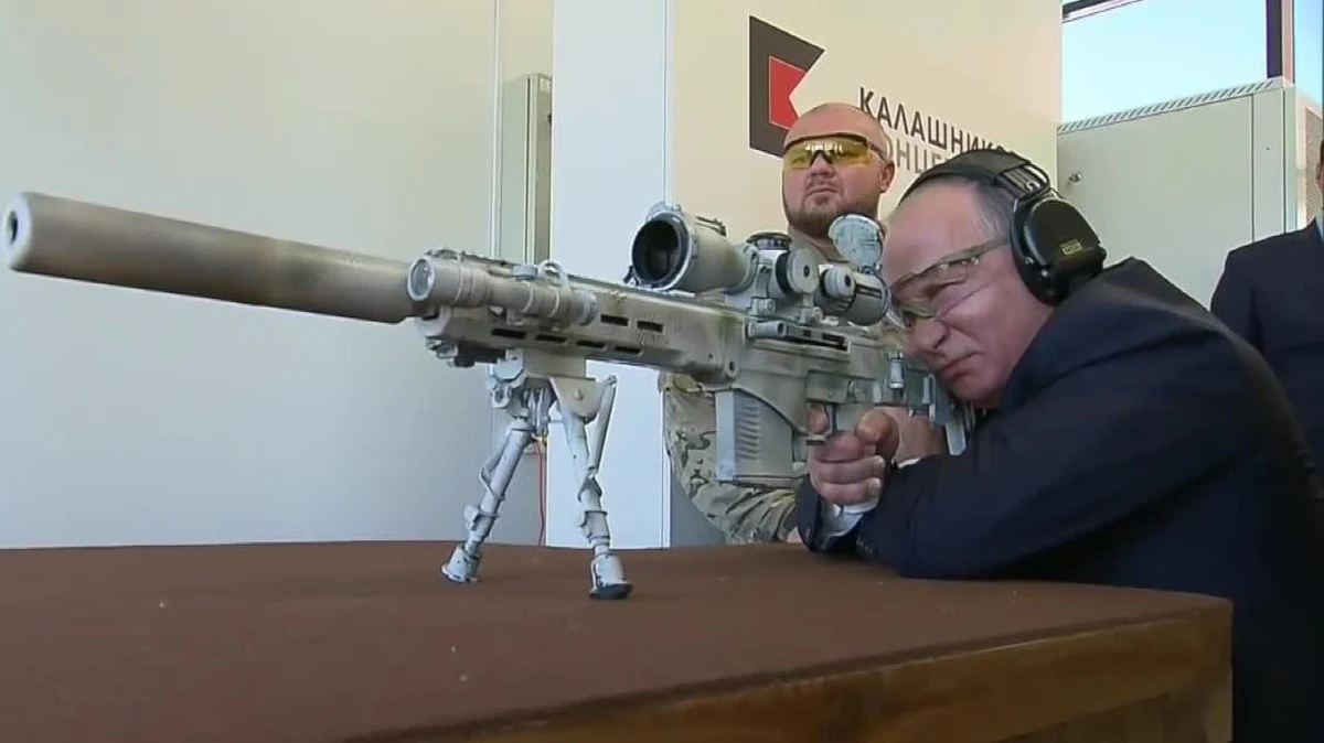 Władimir Putin przetestował najnowszy model karabinu snajperskiego w siedzibie firmy Kałasznikow w Kubince. Prezydent Rosji miał trafić trzykrotnie na pięć prób w cel oddalony o 600 metrów. Na filmie nie widać jednak, jaką celnością wykazał się prezydent.
