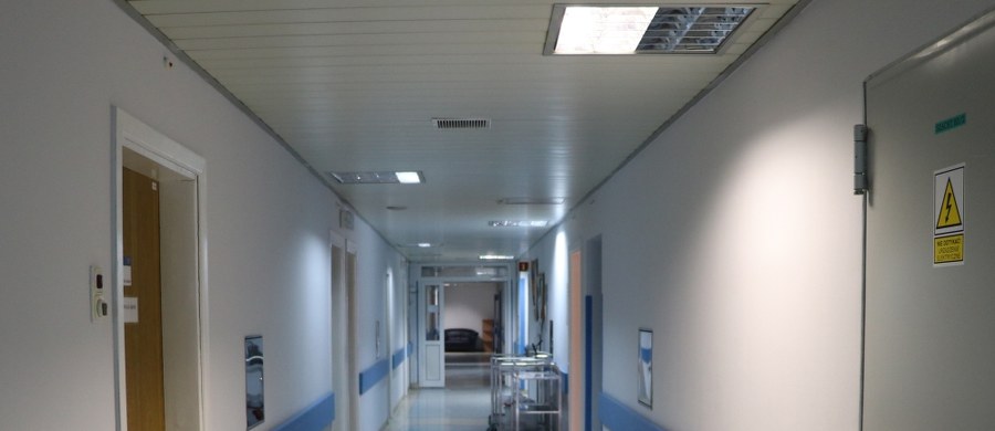 ​150 pielęgniarek z Wojewódzkiego Szpitala im. św. Ojca Pio w Przemyślu w czwartek przebywa na zwolnieniach lekarskich. Placówka wstrzymała przyjęcia planowe. Od początku września trwa tam też protest głodowy pielęgniarek. Domagają się m.in. podwyżek płac.