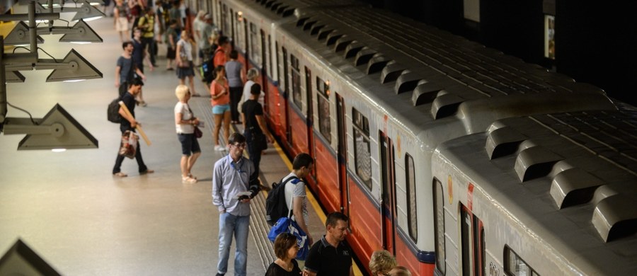 ​W czwartek 19-letni mężczyzna wpadł pod pociąg warszawskiego metra. Kursowanie metra na odcinku od stacji Wilanowska do Centrum zostało wstrzymane w obu kierunkach.