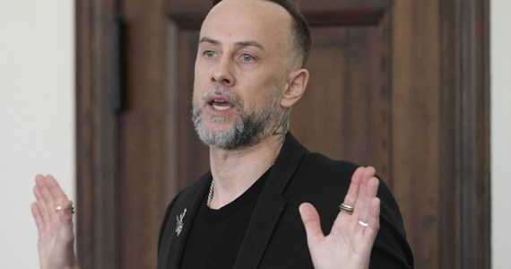 Sąd Apelacyjny uchylił wyrok uniewinniający lidera deathmetalowej grupy Behemoth Adama Darskiego, ps. Nergal, oskarżonego o publicznie znieważenie polskiego godła. Sąd skierował tę sprawę do ponownego rozpatrzenia.