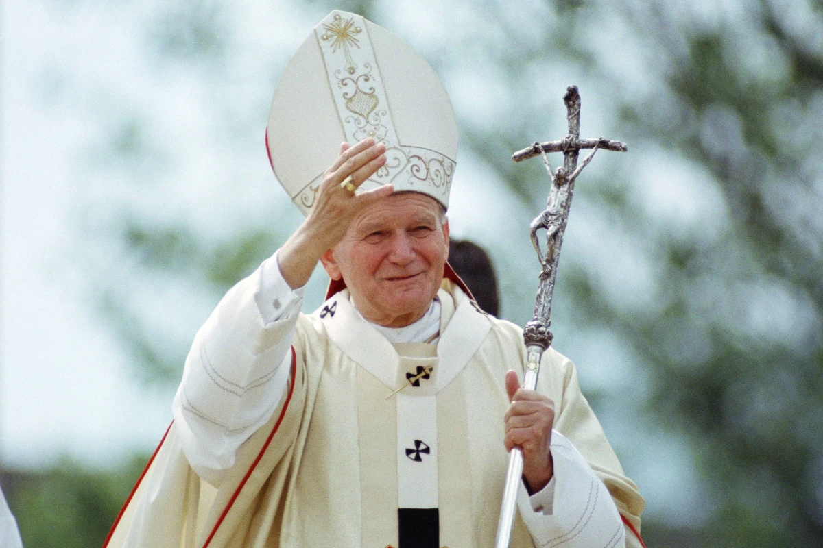 Na półce z dziełami Karola Wojtyły, papieża Jana Pawła II, ukaże się wkrótce nowy tom. To prawdziwa rewelacja nie tylko dla teologów i badaczy papieskiej spuścizny. Nieznane wcześniej refleksje - "Kazanie na Areopagu. 13 katechez" - są osadzone głęboko w tradycji chrześcijańskiej, ale to nie jedyne źródło. Pod wpływem podróży do Aten, wędrówki przestrzeni i w czasie, papież Polak - myśliciel i poeta - sięga do tradycji Starożytnej Grecji. Książka ma wybitne walory literackie.          