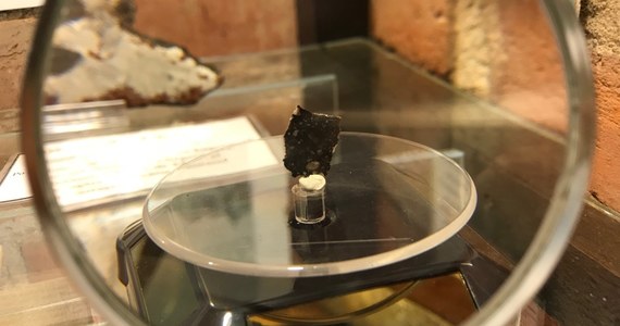 To rzecz rzadsza od najrzadszych ziemskich minerałów. Do Muzeum Kamieni w Kamieniu Pomorskim trafił fragment lunaitu, czyli księżycowego meteorytu. Niewielki kawałek skały, który najlepiej widać przez lupę, pochodzi z tzw. ciemnej strony Księżyca. 