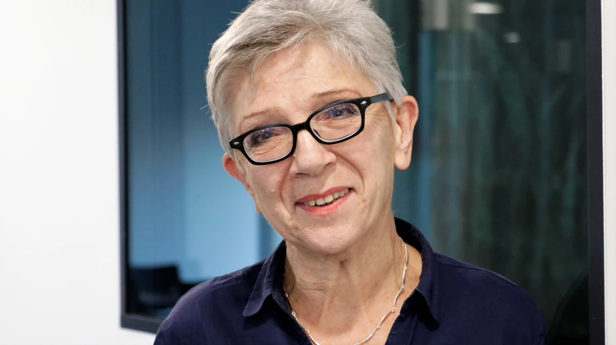 "Twierdzimy, że ustawa o Sądzie Najwyższym jest niezgodna z konstytucją. Twierdzimy, że Krajowa Rada Sądownictwa, która wytypowała kandydatury do SN, została powołana niezgodnie z konstytucją. Twierdzimy, że sposób, w jaki ta niezgodnie z konstytucją powołana do życia KRS dokonała oceny kandydatów, urąga zasadom wyłaniania kandydatów na sędziów Sądu Najwyższego" - mówiła w Popołudniowej rozmowie w RMF FM Danuta Przywara, prezes polskiego oddziału Helsińskiej Fundacji Praw Człowieka. Dopytywana przez Marcina Zaborskiego, czy w takiej sytuacji powołani przez prezydenta sędziowie Izby Dyscyplinarnej SN są sędziami, odparła: "No są sędziami, tylko powołanymi z ewidentnym naruszeniem konstytucji i prawa". "Będzie to dla nas wszystkich ogromne wyzwanie, by wprowadzić porządek do tego bałaganu, który w tej chwili postępuje, i wprowadzić ten porządek, nie korzystając z wytrychów, które obecna władza produkuje" - skomentowała Danuta Przywara.