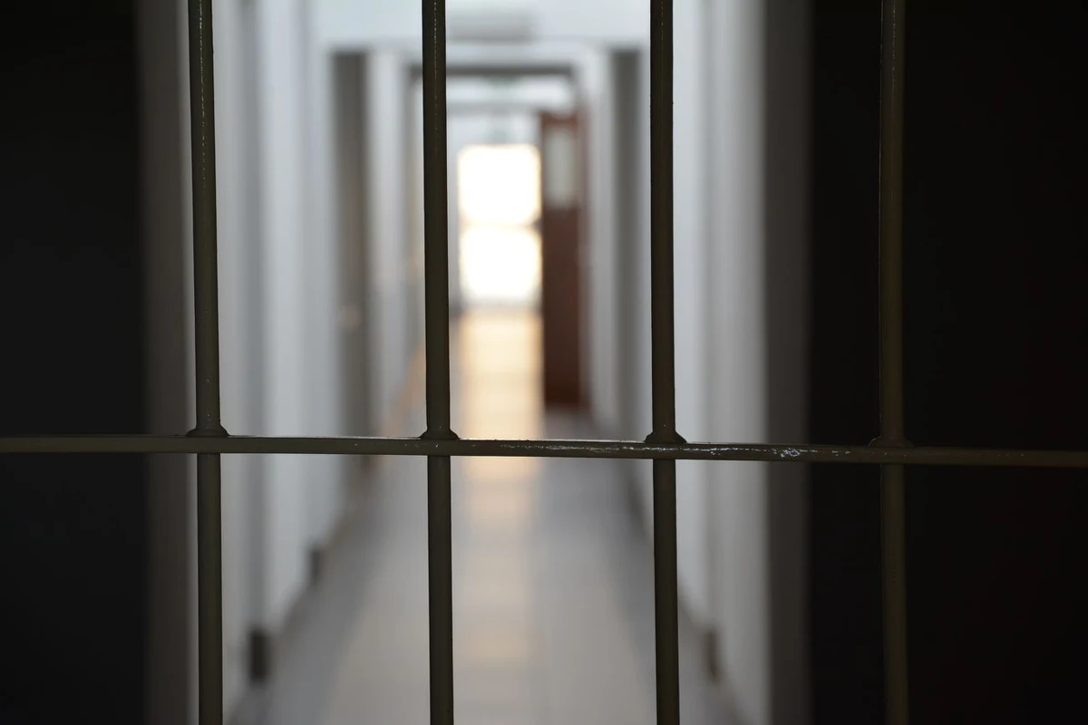 Ponad 10 tys. plików z dziecięcą pornografią znaleźli funkcjonariusze policji u 53-latka z Konina. Mężczyzna usłyszał zarzut posiadania treści pornograficznych z małoletnimi poniżej 15 lat. Przyznał się do winy, grozi mu do 5 lat więzienia.
