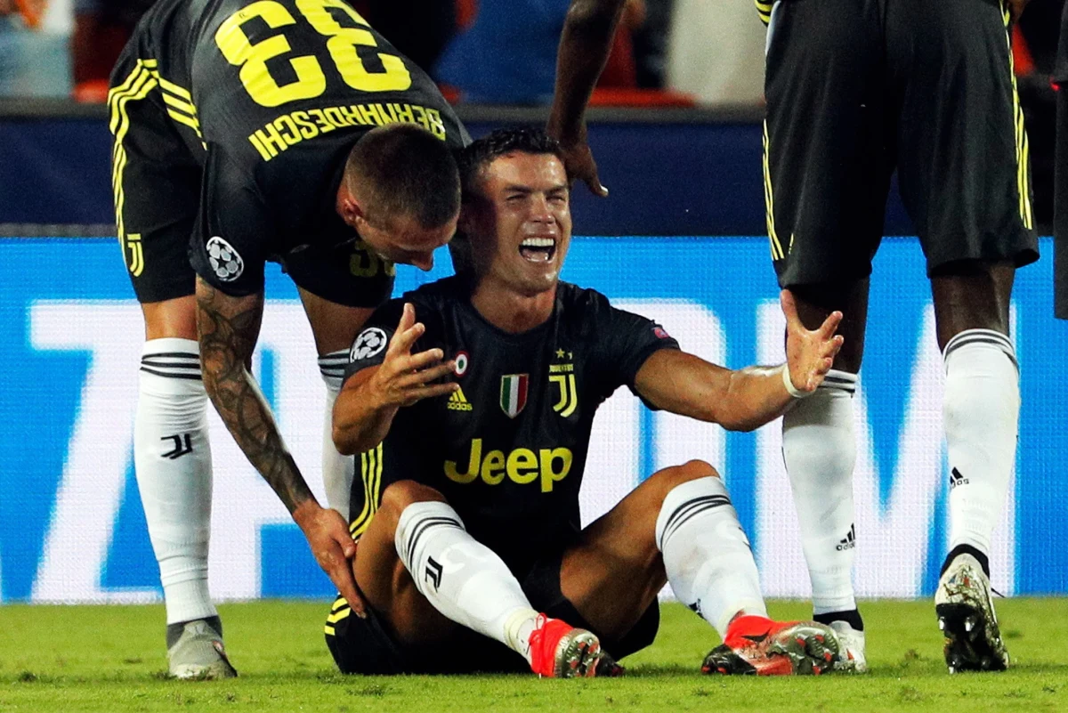​Piłkarz Juventusu Turyn Cristiano Ronaldo 27 września dowie się, ile potrwa jego zawieszenie w związku z czerwoną kartką, jaką Portugalczyk zobaczył w środowym meczu Ligi Mistrzów z Valencią (2:0). Tego dnia zbierze się komisja dyscyplinarna UEFA.