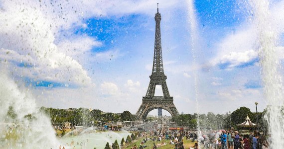 Francuska policja rozbiła gang trudniący się sprzedażą miniaturowych kopii wieży Eiffla w miejscach turystycznych w Paryżu - poinformowała paryska prefektura. Do sprzedaży przestępcy często zatrudniali nielegalnych imigrantów.