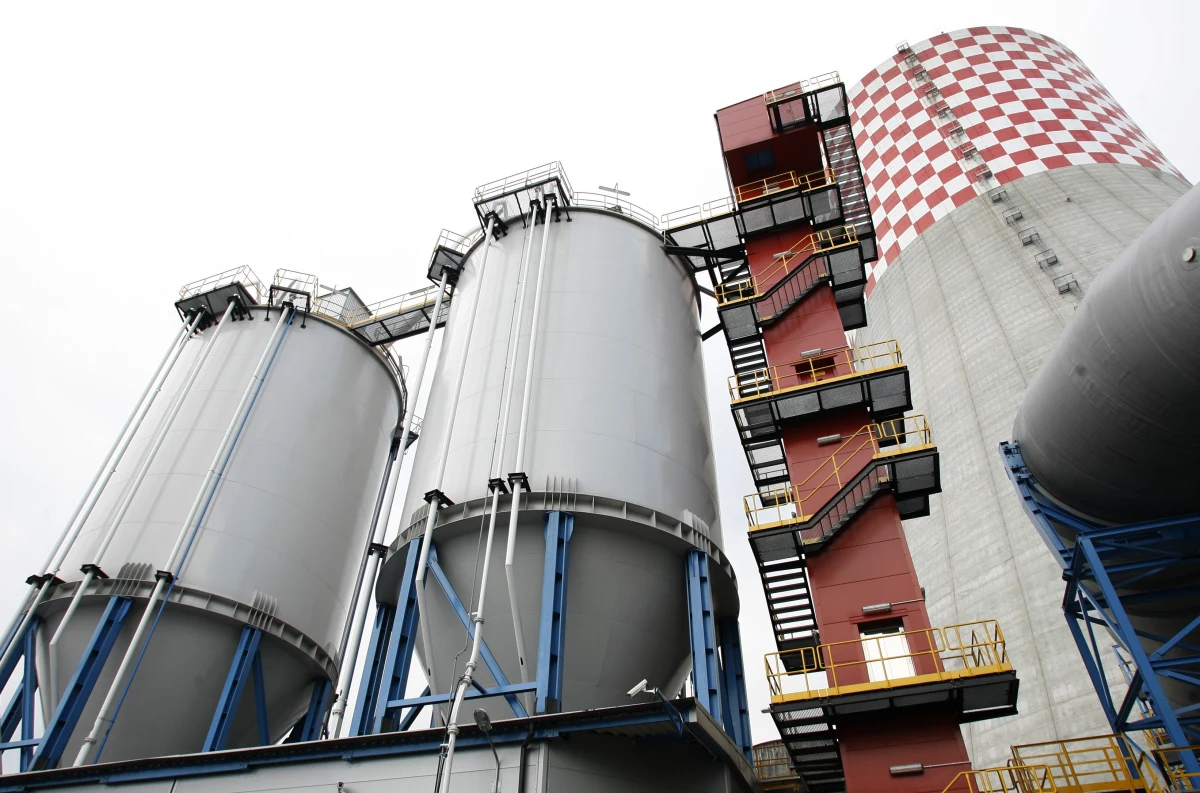 Wyburzona ogromna chłodnia kominowa na terenie Elektrowni Łagisza w Śląskiem. Do zburzenia 90-metrowego kolosa wystarczyły niespełna 4 sekundy.