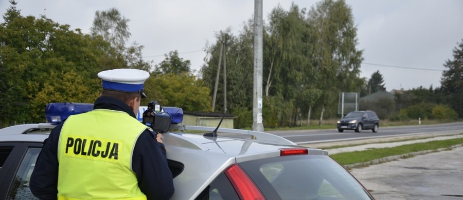 "Bez spełnienia postulatu o podwyżce płac w służbach mundurowych o 650 złotych - nie ma mowy o żadnym porozumieniu” - tak szef federacji związków skupiających funkcjonariuszy Rafał Jankowski komentuje zaskakujące zaproszenie liderów związkowych do MSWiA. Protest służby mundurowych trwa już ponad dwa miesiące.