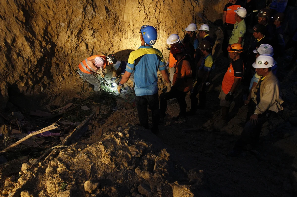 Pod zwałami ziemi, która w czwartek osunęła się na mieszkańców dwóch wiosek na Filipinach, wciąż mogą być żywi ludzie. Zginęło co najmniej 21 osób, a dziesiątki są zaginione. Ratownicy pracują bez wytchnienia. Nadziei dodają im wiadomości, wysyłane z telefonów komórkowych przez oczekujących na pomoc ludzi.