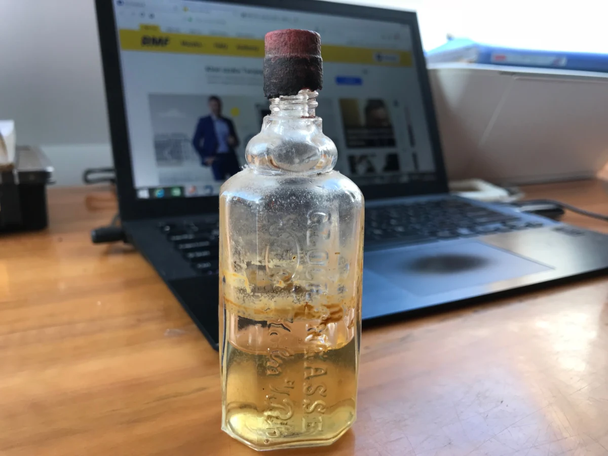 Tak pachniała królowa Wiktoria, Goethe czy Napoleon Bonaparte. Buteleczkę perfum z pierwszego na świecie zakładu produkującego wodę kolońską udało się znaleźć w wojennym depozycie nieopodal Kamienia Pomorskiego w Zachodniopomorskiem. Słynny, wynaleziony w XVIII wieku zapach 4711, mimo że przeleżał w ziemi kilkadziesiąt lat, nadal intensywnie pachnie.