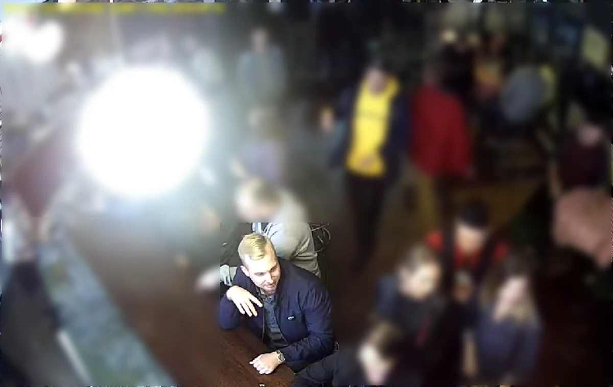 Warszawscy policjanci szukają sprawcy ataku nożem przed pubem w centrum stolicy. Wizerunek napastnika i przebieg zajścia, do którego doszło w nocy 16 września, zarejestrowały kamery. 