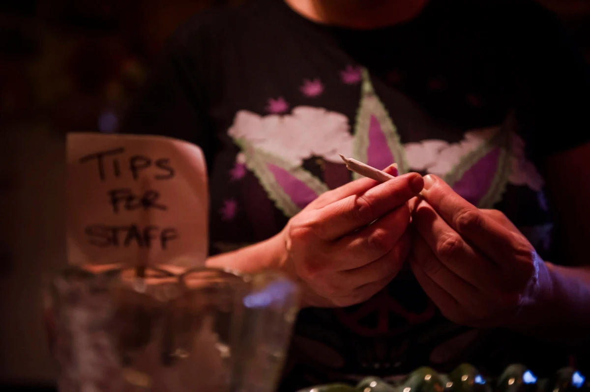 Pewna firma z Toronto w Kanadzie szuka sześciu ochotników, którzy przetestowaliby jej produkty zawierające marihuanę. Za godzinę "pracy" oferuje 39 dolarów. I teraz ma problem, kogo wybrać. Swoje aplikacje złożyło ponad 500 osób. 