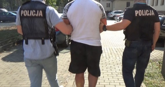 Wrocławski sąd aresztował na trzy miesiące mężczyznę, który w poniedziałek zaatakował nożem 59-letnią sprzedawczynię. Kobieta w ciężkim stanie jest w szpitalu. Grzegorz P. usłyszał wcześniej zarzut usiłowania zabójstwa i dokonania rozboju. 