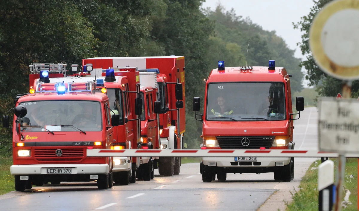 Pięciuset strażaków w powiecie Emsland w Dolnej Saksonii, na zachodzie Niemiec, zmobilizowano dodatkowo, by zapobiec rozprzestrzenieniu się na obszary cywilne pożaru torfowiska na poligonie Bundeswehry - poinformowały w piątek władze. Ogłoszono stan zagrożenia katastrofą.
