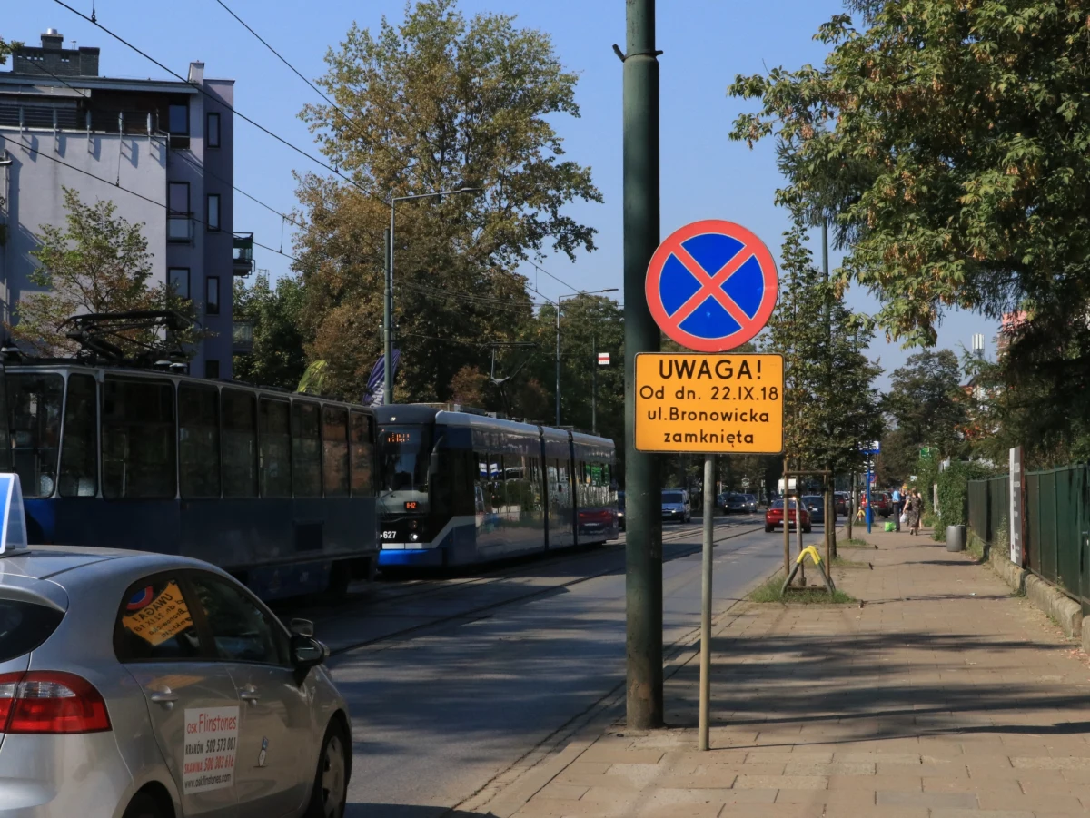 W sobotę ruszyła duża inwestycja na krakowskiej Krowodrzy. Przez najbliższy rok będzie trwać tam przebudowa ciągu drogowo-torowego na ulicach: Królewskiej, Podchorążych i Bronowickiej, wraz z pętlą w Bronowicach. Dodatkowo zmodernizowana zostanie tarcza skrzyżowania al. Mickiewicza, al. Słowackiego, ul. Karmelickiej i ul. Królewskiej. Szykują się spore zmiany w ruchu. 