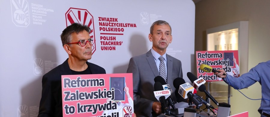 Nawet 10 tysięcy nauczycieli może wziąć udział w sobotniej manifestacji w Warszawie. Ich postulat to natychmiastowa podwyżka plac o 1000 złotych. "Nie za 3-4 lata, nie w postaci jakiegoś wyimaginowanego 500+ dla nielicznych tylko tu i teraz" - podkreśla prezes Związku Nauczycielstwa Polskiego Sławomir Broniarz  